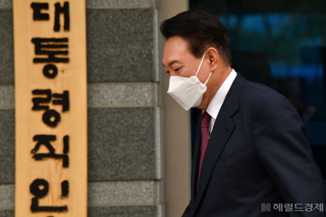 윤석열 대통령 당선인이 13일 오전 외부 일정을 위해 서울 종로구 통의동 대통령직인수위원회 사무실을 나서고 있다. 박해묵 기자
