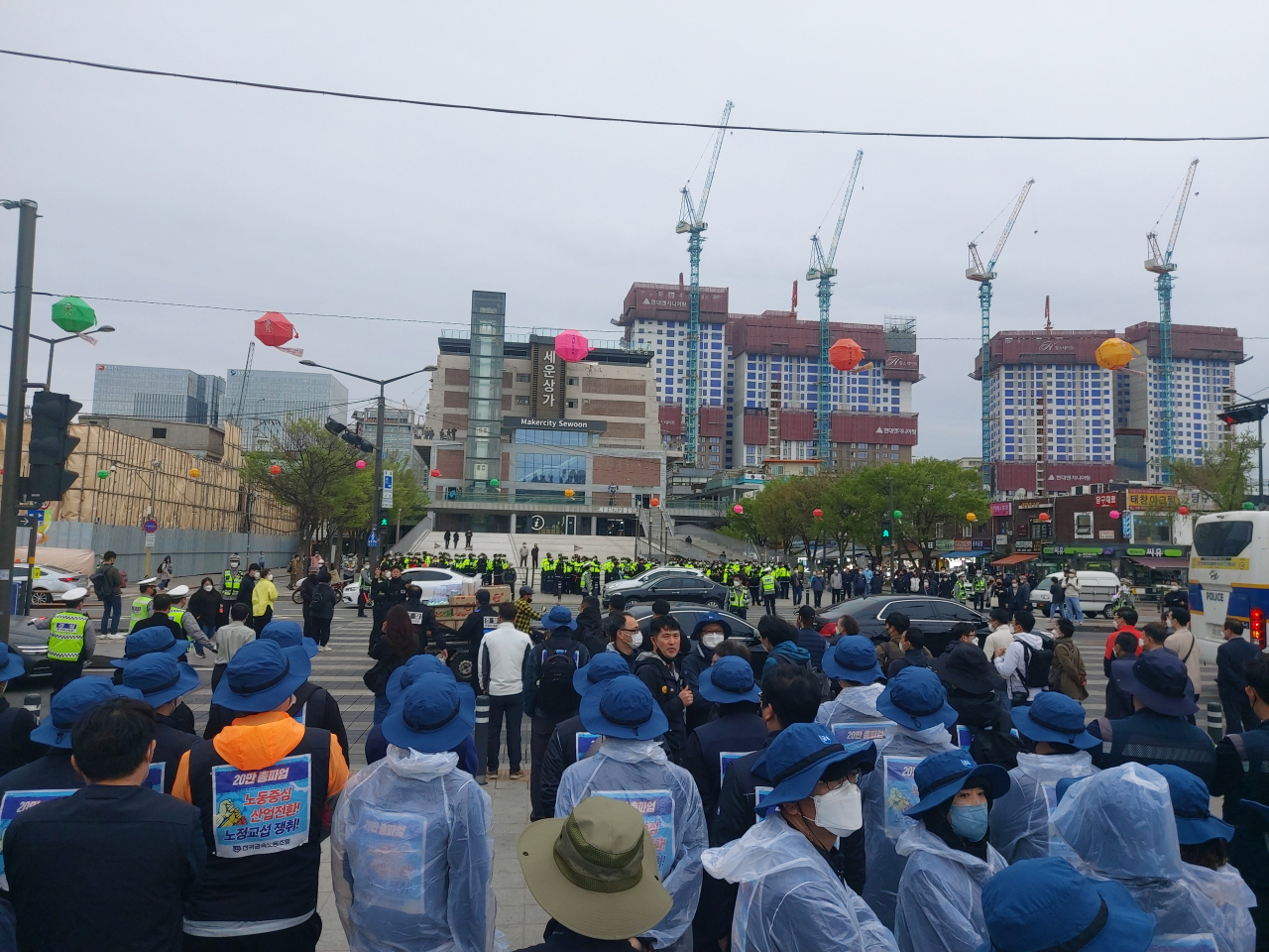 전국민주노동조합총연맹(민주노총)은 13일 오후 3시 서울 종로구 종묘광장공원에서 결의대회를 개최한다고 밝혔다. 민주노총 조합원들이 해당 집회가 열리는 종묘공원으로 이동하고 있다. 김희량 기자