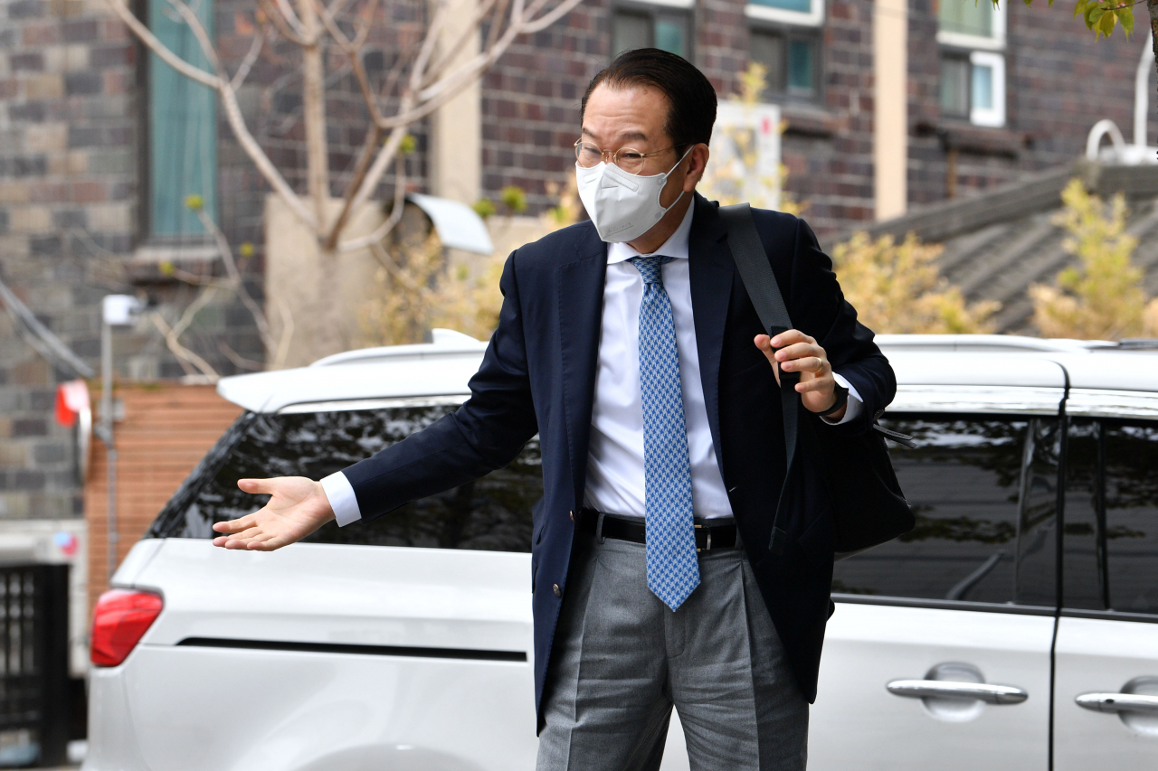 권영세 대통령직인수위원회 부위원장이 13일 오전 서울 종로구 통의동 대통령직인수위원회 집무실로 출근하며 취재진의 질문에 모르겠다는 의미의 제스처를 취하고 있다. [연합]