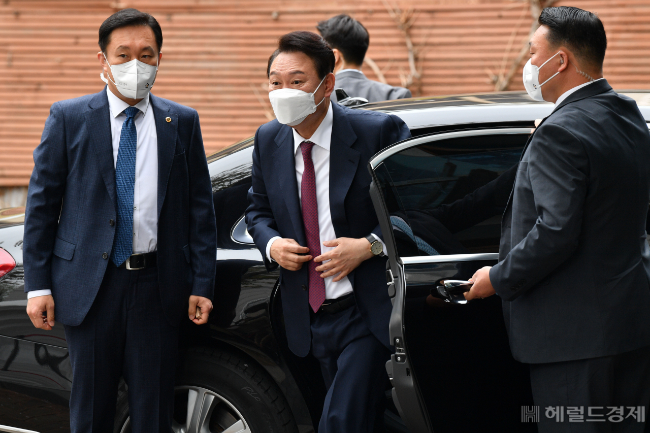 윤석열 대통령 당선인이 13일 오전 서울 종로구 통의동 대통령직인수위원회 집무실로 출근하고 있다. 박해묵 기자