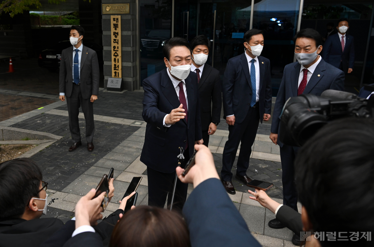 윤석열 대통령 당선인이 13일 오전 서울 종로구 통의동 제20대 대통령직인수위원회 앞에서 취재진의 질문에 답하고 있다. 박해묵 기자