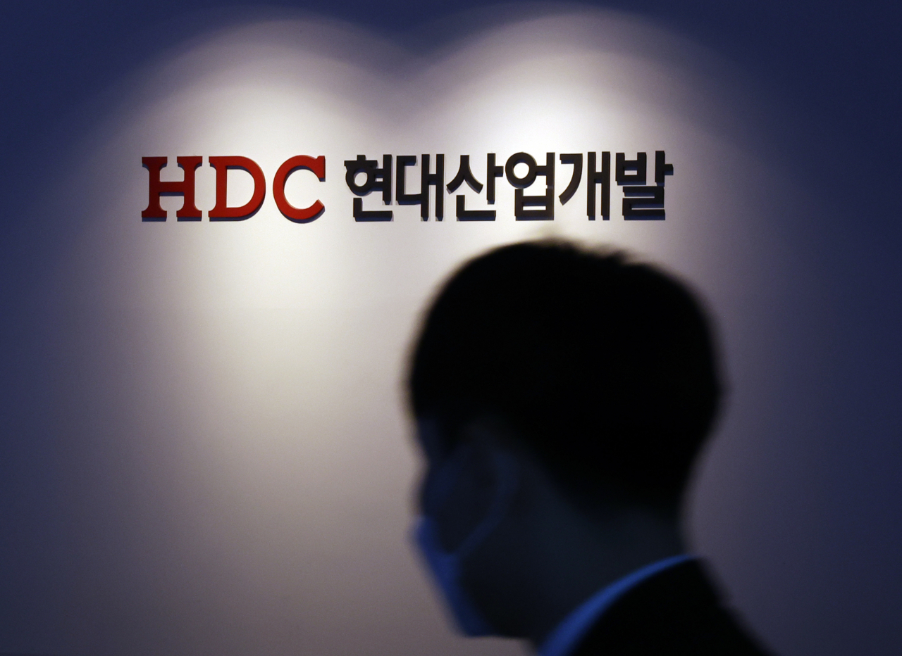 서울시는 작년 6월 발생한 광주 학동 철거건물 붕괴사고와 관련해 원청사인 HDC현대산업개발에 8개월 영업정지 행정처분을 내렸다. 사진은 용산구 HDC현대산업개발 본사 모습.[연합]