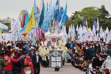 전국농민회총연맹(전농) 관계자들이 지난13일 오후 서울 여의도공원 문화의마당에서 포괄적·점진적 환태평양 경제동반자 협정(CPTPP) 가입 저지 전국농어민 집회에서 깃발 입장과 함께 상복 퍼포먼스를 하고 있다.