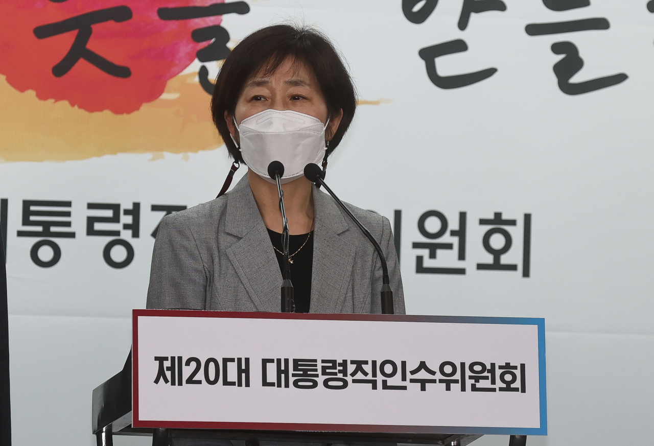 한화진 환경부 장관 후보자가 13일 서울 종로구 통의동 제20대 대통령직인수위원회 브리핑룸에서 열린 2차 내각 발표에서 취재진의 질문에 답하고 있다. [연합]