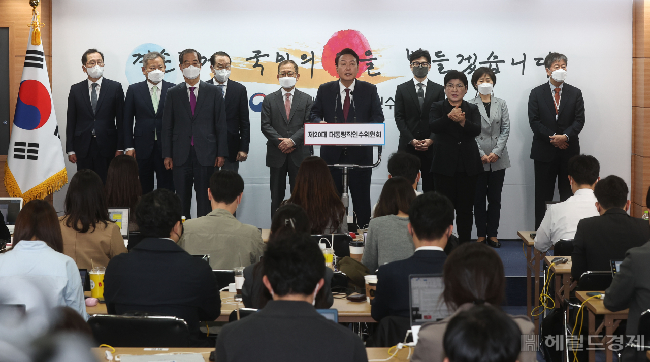 윤석열 대통령 당선인이 13일 서울 종로구 통의동 인수위 브리핑룸에서 2차 내각을 발표하고 있다. 박해묵 기자