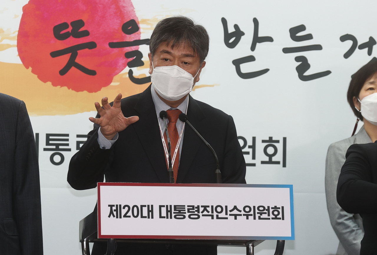 김대기 대통령 비서실장 내정자가 13일 서울 종로구 통의동 제20대 대통령직인수위원회 브리핑룸에서 열린 2차 내각 발표에서 취재진의 질문에 답하고 있다. [연합]