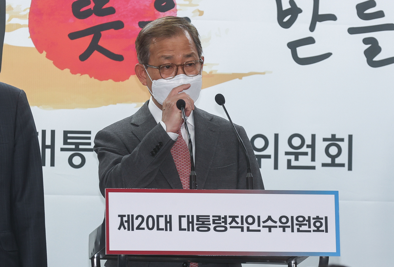 김인철 사회부총리 겸 교육부 장관 후보자가 13일 서울 종로구 통의동 제20대 대통령직인수위원회 브리핑룸에서 열린 2차 내각 발표에서 취재진의 질문에 답하고 있다. [인수위사진기자단]