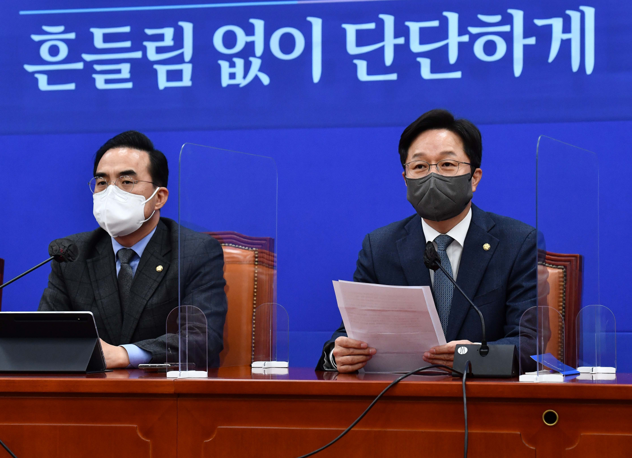 더불어민주당 인사청문특위 간사인 강병원 의원이 13일 오후 국회에서 열린 인사청문 담당 간사단 회의에서 발언하고 있다. 왼쪽은 박홍근 원내대표. [연합]