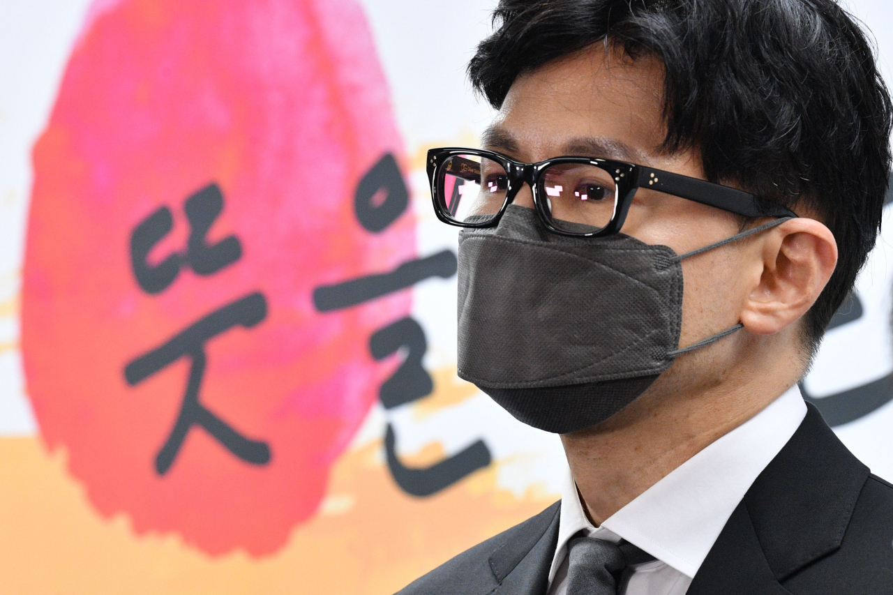 한동훈 법무부 장관 후보자가 13일 서울 종로구 통의동 제20대 대통령직인수위원회 브리핑룸에서 윤석열 대통령 당선인의 2차 내각 발표를 경청하고 있다. [연합]