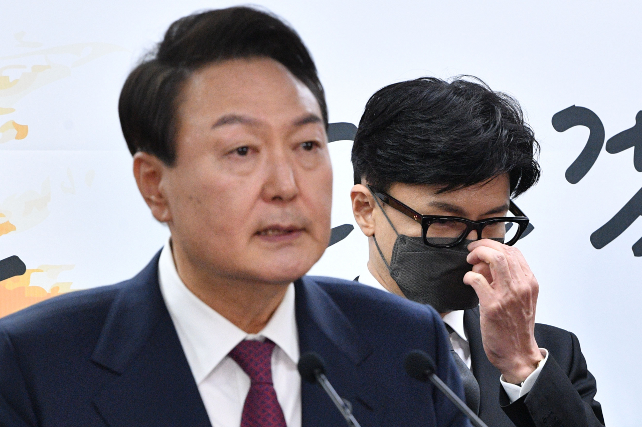 윤석열 대통령 당선인이 13일 서울 종로구 통의동 제20대 대통령직인수위원회 브리핑룸에서 2차 내각 발표를 하고 있다. 오른쪽은 한동훈 법무부 장관 후보자. [연합]