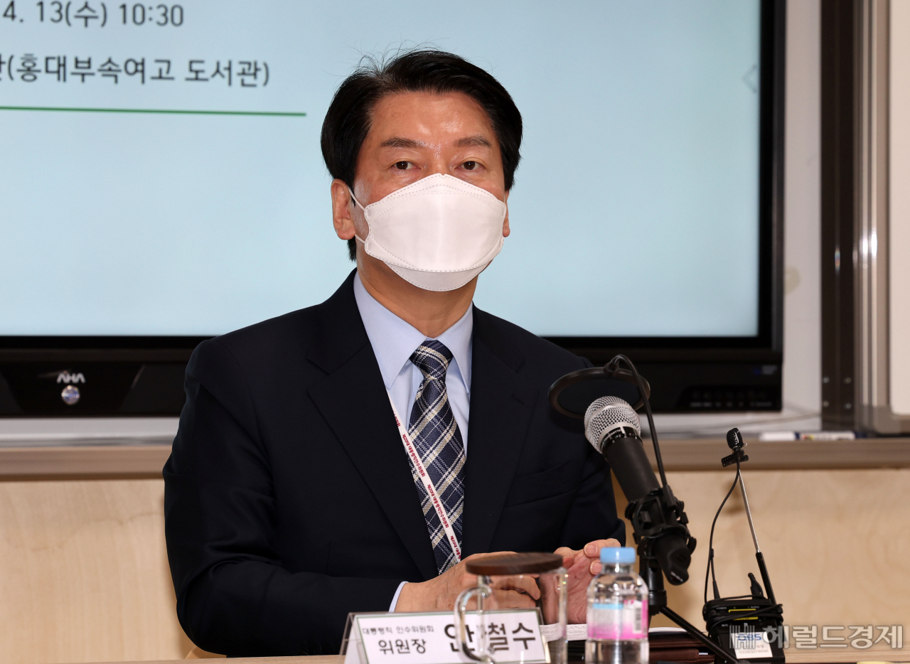 안철수 대통령직인수위원장이 13일 서울 마포구 성산동 홍대사대부속여고에서 열린 코로나 방역대책 관련 학교 현장 간담회에서 인사말을 하고 있다.[인수위사진기자단]