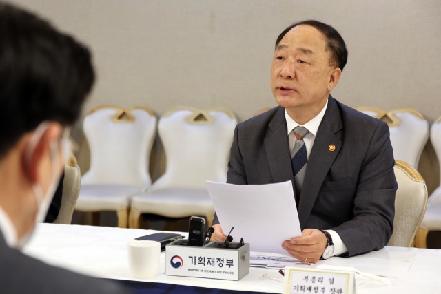 Han Seong-sook Addresses Allegations of Improper Gift Tax Related to Apartment