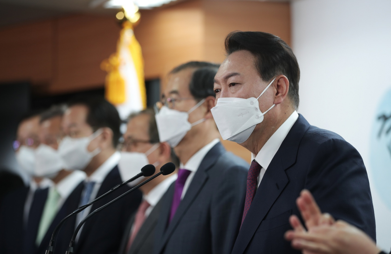 윤석열 대통령 당선인은 13일 박진 외교부 장관 후보자와 권영세 통일부 장관 후보자 지명을 발표하면서 대한민국 외교의 정상화와 남북관계의 정상화를 주문했다. [대통령직인수위원회 제공]