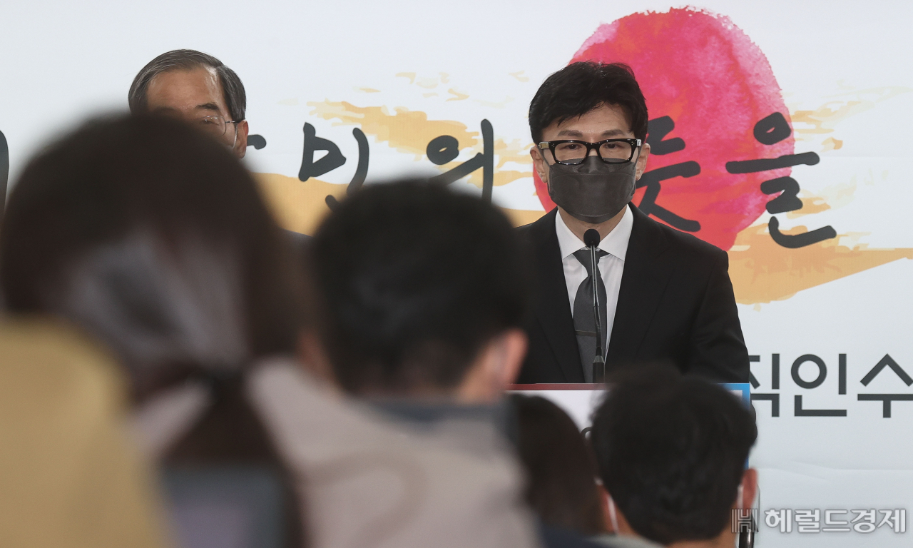 한동훈 법무부 장관 후보자가 13일 서울 종로구 통의동 인수위 브리핑룸에서 열린 2차 내각 발표에서 취재진의 질문에 답변하고 있다. 박해묵 기자