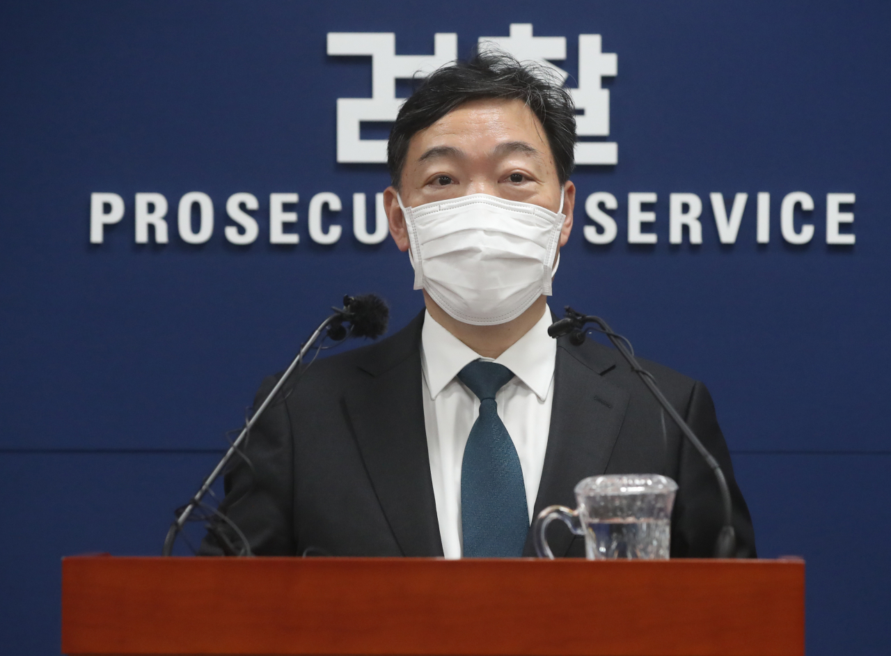 김오수 검찰총장이 13일 오후 서울 서초구 대검찰청에서 검찰 수사권 완전 박탈 법안과 관련한 기자회견을 하고 있다. [연합]