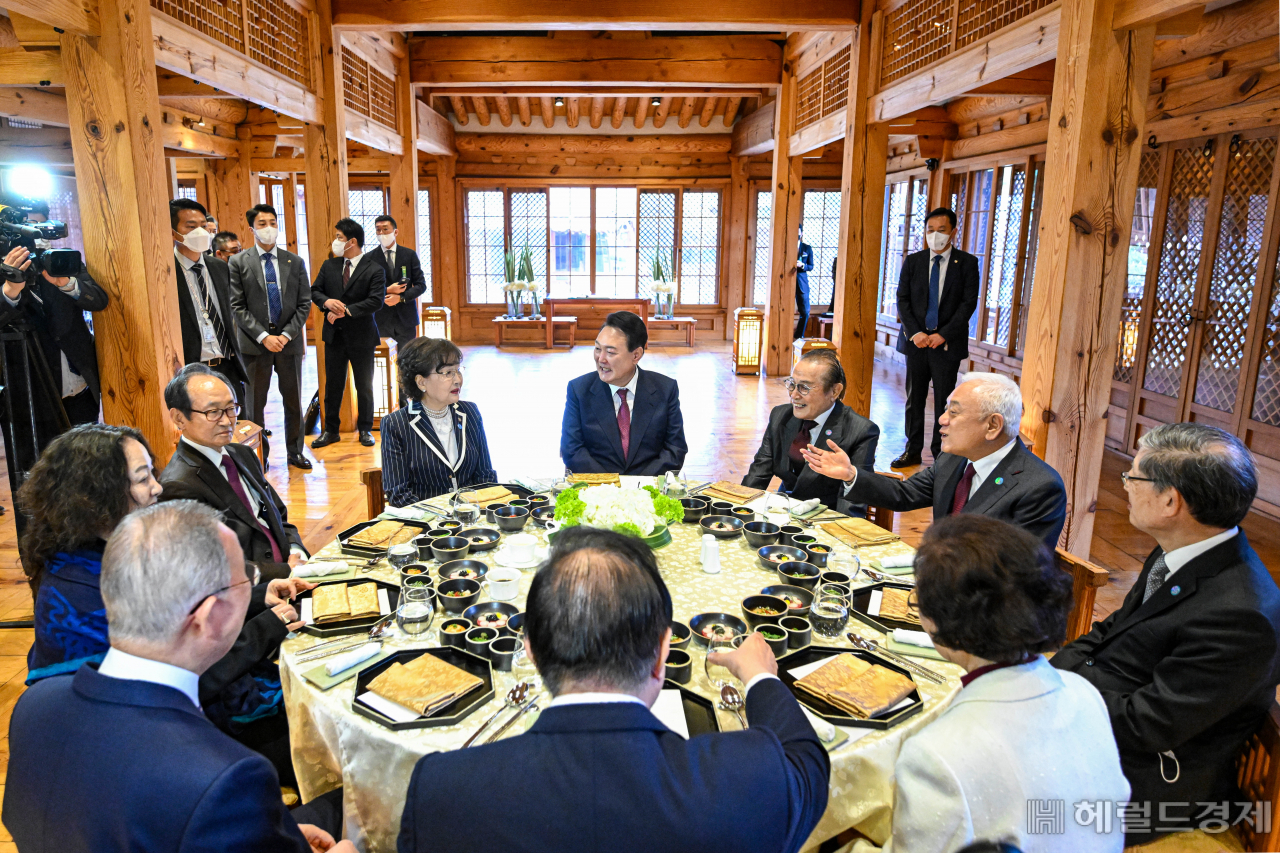 윤석열 대통령 당선인이 13일 서울 성북구 한국가구박물관에서 대통령직인수위원회 국민통합위원회 김한길 위원장 주최로 열린 각계 분야의 국가 원로들에게 국정 전반에 대한 고견을 듣는 '경청식탁, 지혜를 구합니다' 행사에 참석해 인사를 하고 있다. 참석자는 문정희 동국대 교수, 김황식 전 총리, 신낙균 전 여성유권자연맹회장, 정대철 소강육영재단 이사장, 윤 당선인, 신영균 국민의힘 상임고문회 회장, 김명자 전 환경부 장관, 반기문 전 유엔사무총장, 전윤철 전 공정거래위원장. [인수위사진기자단]