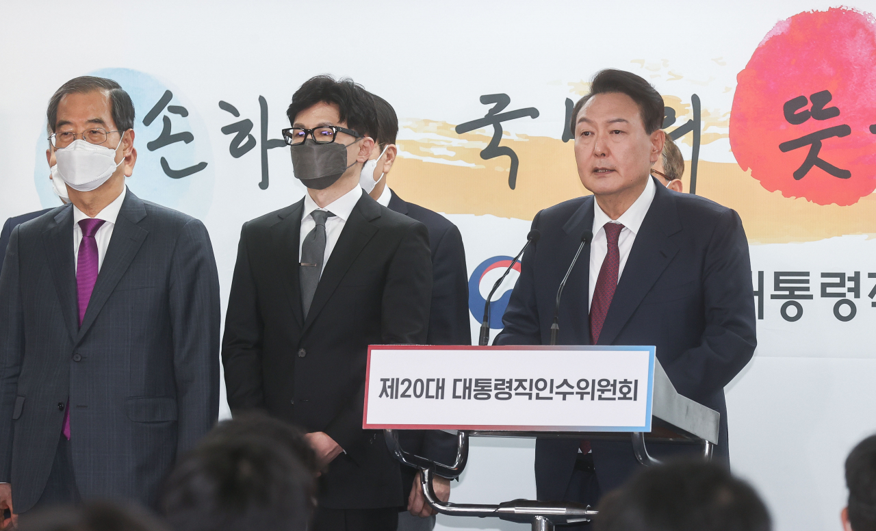 윤석열 대통령 당선인이 13일 서울 종로구 통의동 인수위 브리핑룸에서 열린 2차 내각 발표에서 한동훈 법무부 장관 후보자를 소개하고 있다. 박해묵 기자