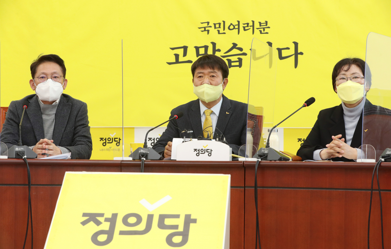 여영국 정의당 대표(가운데)가 28일 오전 서울 여의도 국회에서 열린 대표단 회의에서 발언하고 있다. [연합]
