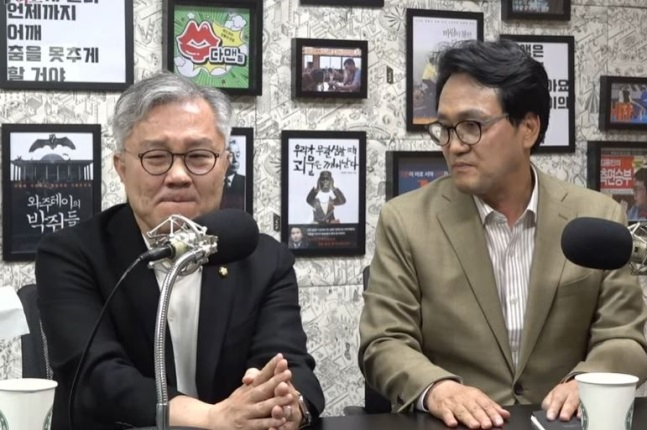 울먹이는 최강욱 더불어민주당 의원(좌)과 안민석 민주당 의원. [이동형TV 캡처]