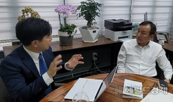 이병노 담양군수 후보는 헤럴드경제 취재진을 만나 군수가 되면 가장 먼저 해야할 일과 현안과제들을 하나씩 소개했다. 서인주 기자