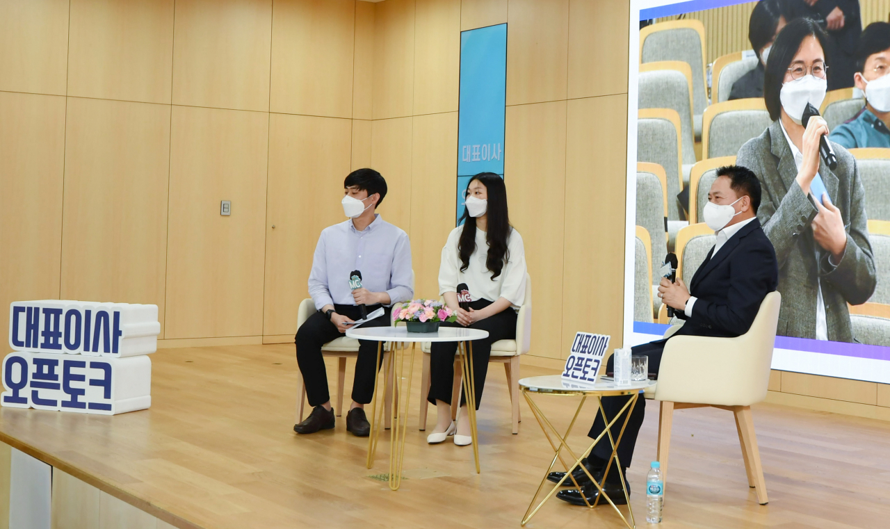 지난 13일 삼성SDI 기흥 본사에서 열린 ‘오픈토크’ 행사에서 최윤호 사장(오른쪽)과 임직원들이 질의응답 시간을 갖고 있다. [삼성SDI 제공]