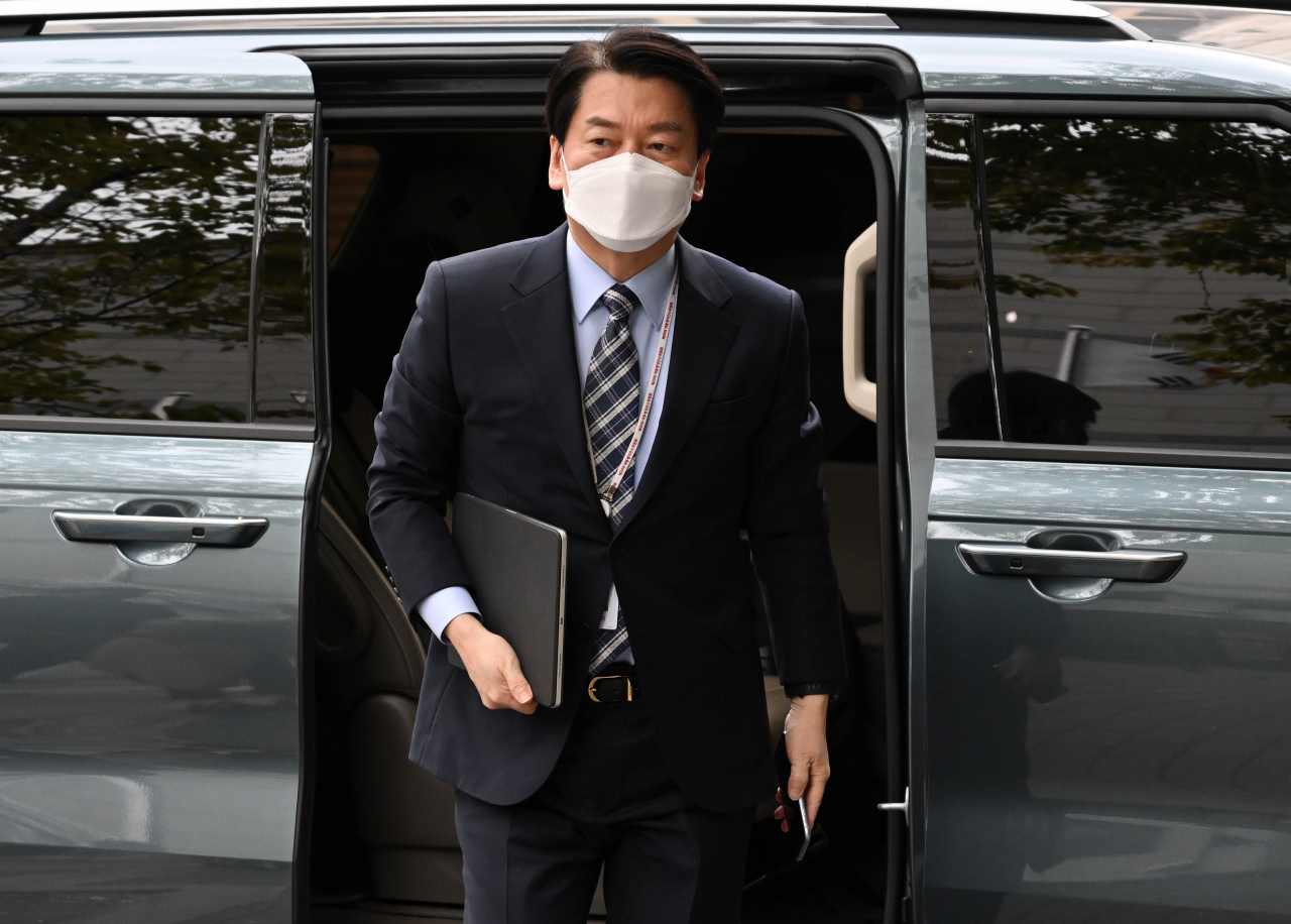 안철수 대통령직인수위원회 위원장이 13일 오전 서울 종로구 통의동 제20대 대통령직인수위원회로 출근하고 있다. 박해묵 기자