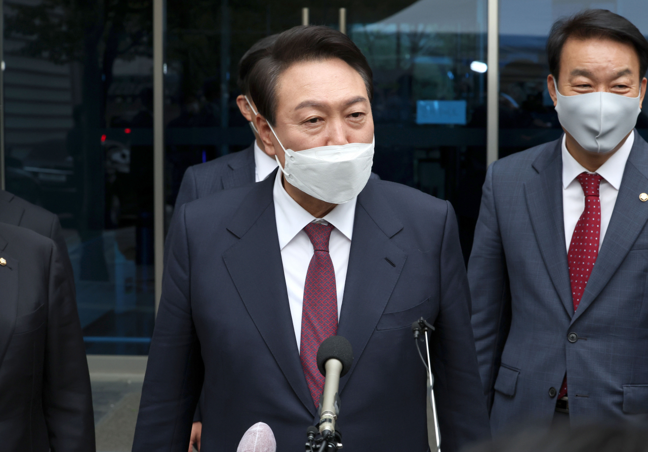 윤석열 대통령 당선인이 13일 서울 종로구 통의동 제20대 대통령직인수위원회 브리핑룸에서 2차 내각 발표를 마친 뒤 외부 일정에 앞서 취재진의 질문에 답하고 있다. [인수위사진기자단]