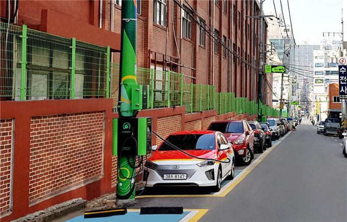 구도심 산복도로 지역에 설치된 ‘전주 거치형 전기자동차 충전소’ 모습. [부산시 제공]