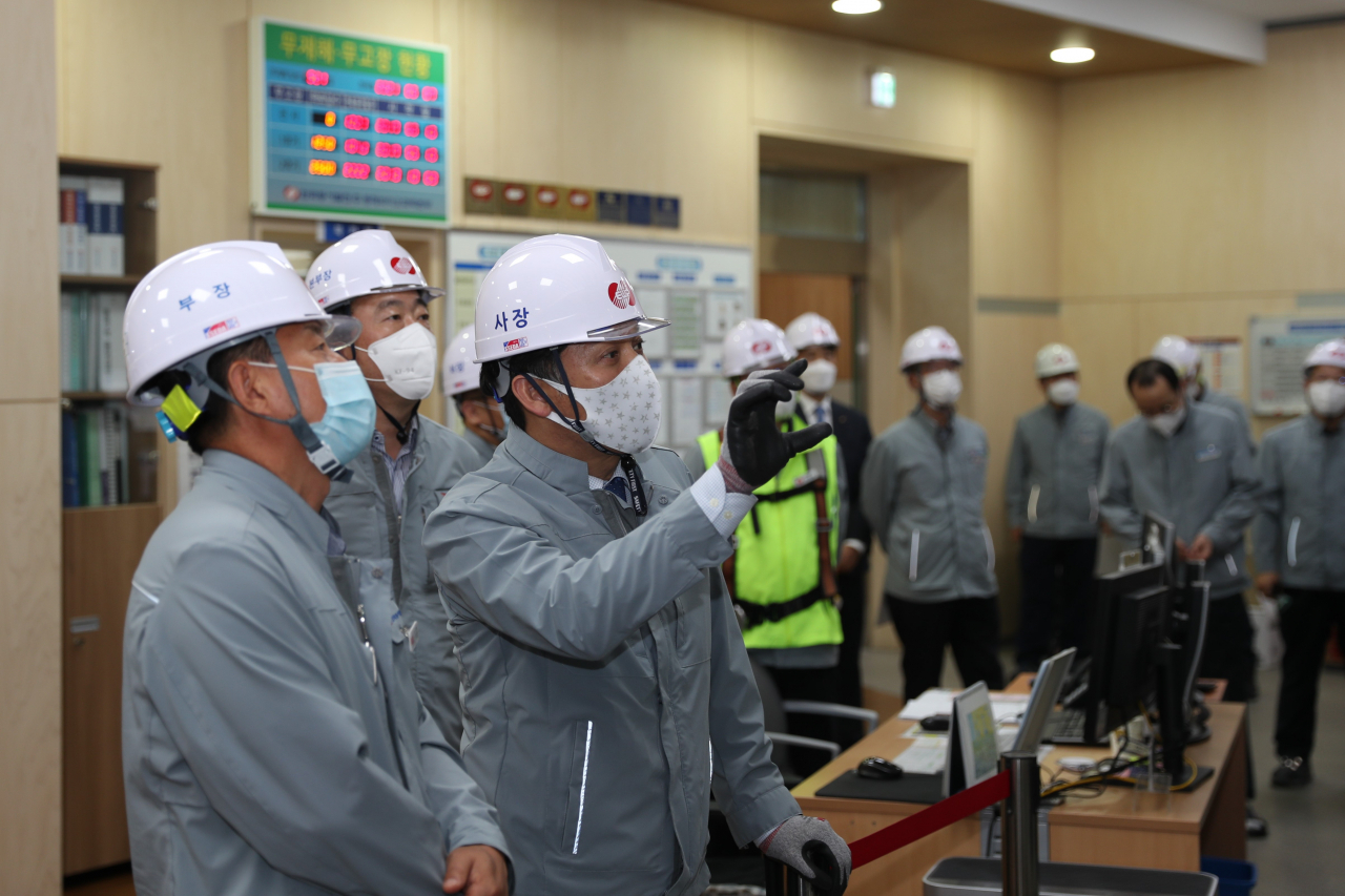 김영문 한국동서발전사장이 ‘안전(安全) 없이 발전(發電) 없다’는 슬로건 아래 사업소 현장 안전경영활동을 점검하고 있다. [한국동서발전 제공]