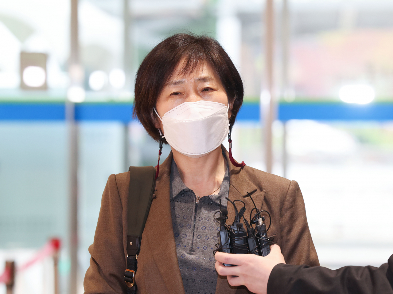 한화진 환경부 장관 후보자가 14일 오전 인사청문회 준비 사무실이 마련된 서울 여의도 이룸센터에 출근하며 취재진 질문에 답하고 있다. [연합]