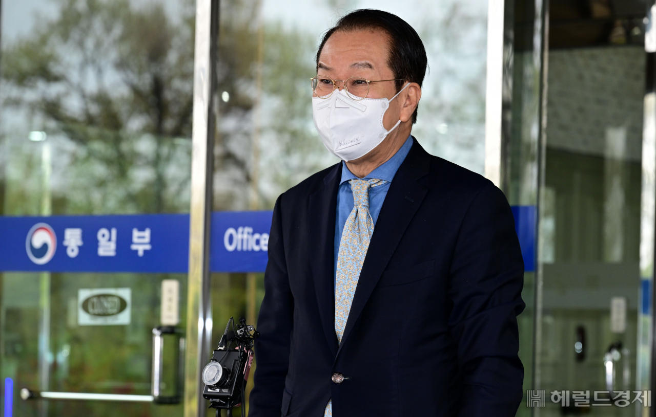 권영세 통일부 장관 후보자가 14일 오전 서울 종로구 남북회담본부에 마련된 인사청문회 준비 사무실로 출근해 취재진의 질문에 답하고 있다. 박해묵 기자
