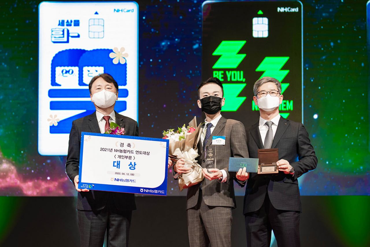NH농협카드가 지난 12일, 13일 이틀 간 2021년 NH농협카드 연도대상 시상식을 개최했다. 사진 왼쪽부터 권준학 NH농협은행장, 문인제 경북 상대동지점 계장, 윤상운 NH농협카드 사장.[NH농협카드 제공]