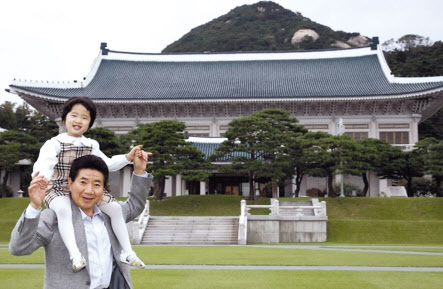2007년 9월 29일 청와대 정원에서 노무현 전 대통령이 서은 양을 무등 태우고 있는 모습이다. 이 사진은 노 전 대통령의 서거후 故 노무현 대통령 국민장 장의위원회가 제공했다.