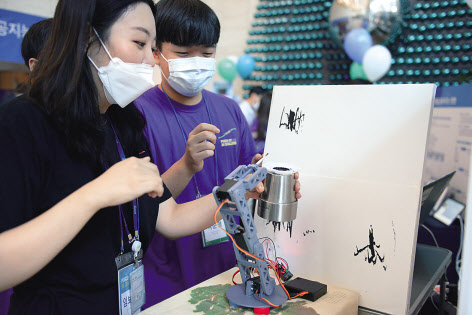 포스코ICT가 주최한 ‘2021 전국 청소년 AI창의 경진대회’에 참가한 학생이 솔루션에 대해 설명하고 있다. [포스코ICT 제공]