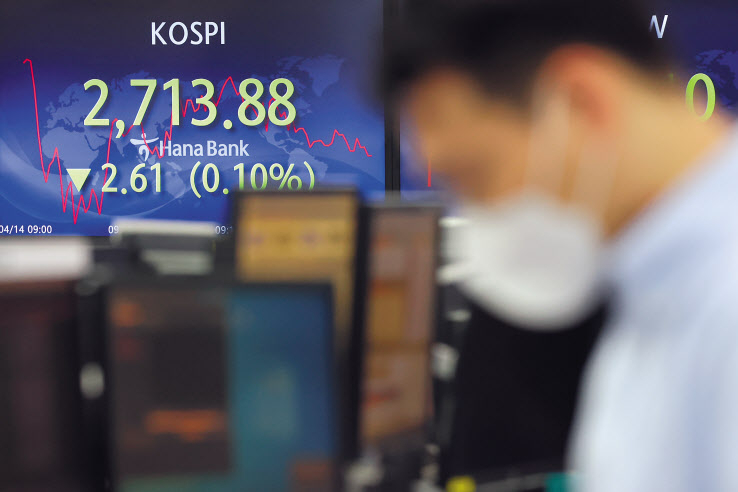 코스피가 장 초반 외국인과 기관의 매도에 약세를 보인 14일 오전 서울 중구 하나은행 본점 딜링룸에서 직원들이 업무를 보고 있다. [연합]