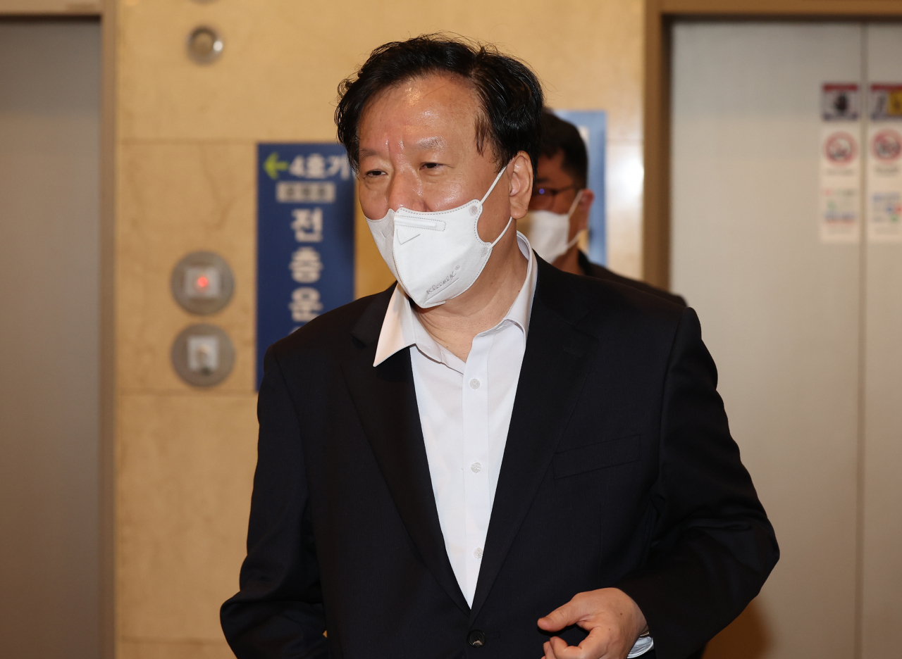 정호영 보건복지부 장관 후보자가 14일 서울 서대문구 국민연금공단 서울북부지역본부에 마련된 인사청문회 준비 사무실로 향하던 중 취재진 질문에 답하고 있다. [연합]