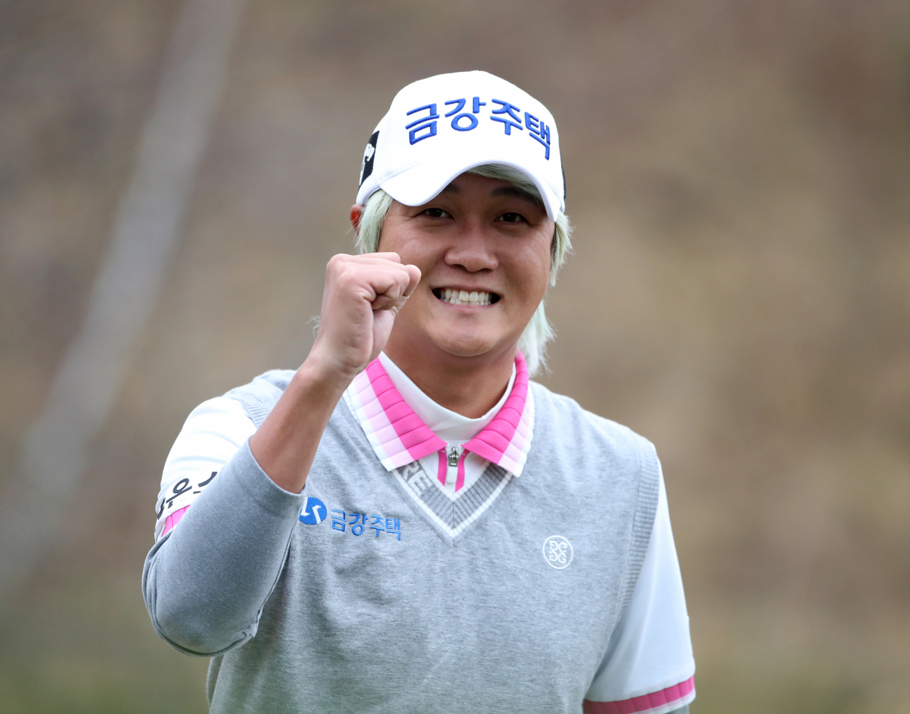허인회가 10번홀 페어웨이에서 이동하며 익살스런 표정으로 파이팅을 외치고 있다./KPGA 제공