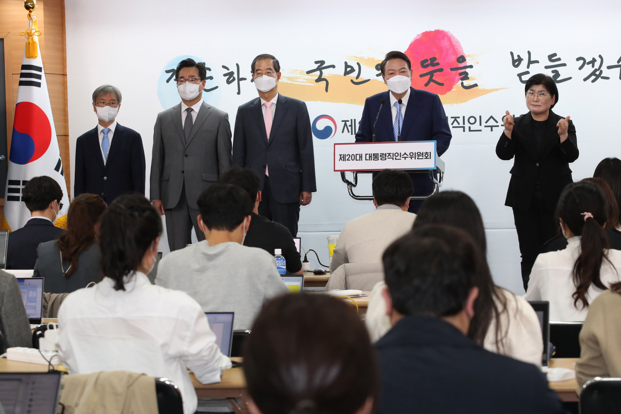 윤석열 대통령 당선인이 14일 서울 종로구 통의동 제20대 대통령직인수위원회 브리핑룸에서 농림축산식품부 장관과 고용노동부 장관 인선안을 발표하고 있다. 왼쪽부터 이정식 고용노동부 장관 후보자, 정황근 농림축산식품부 장관 후보자, 한덕수 국무총리 후보자, 윤 당선인. [연합]
