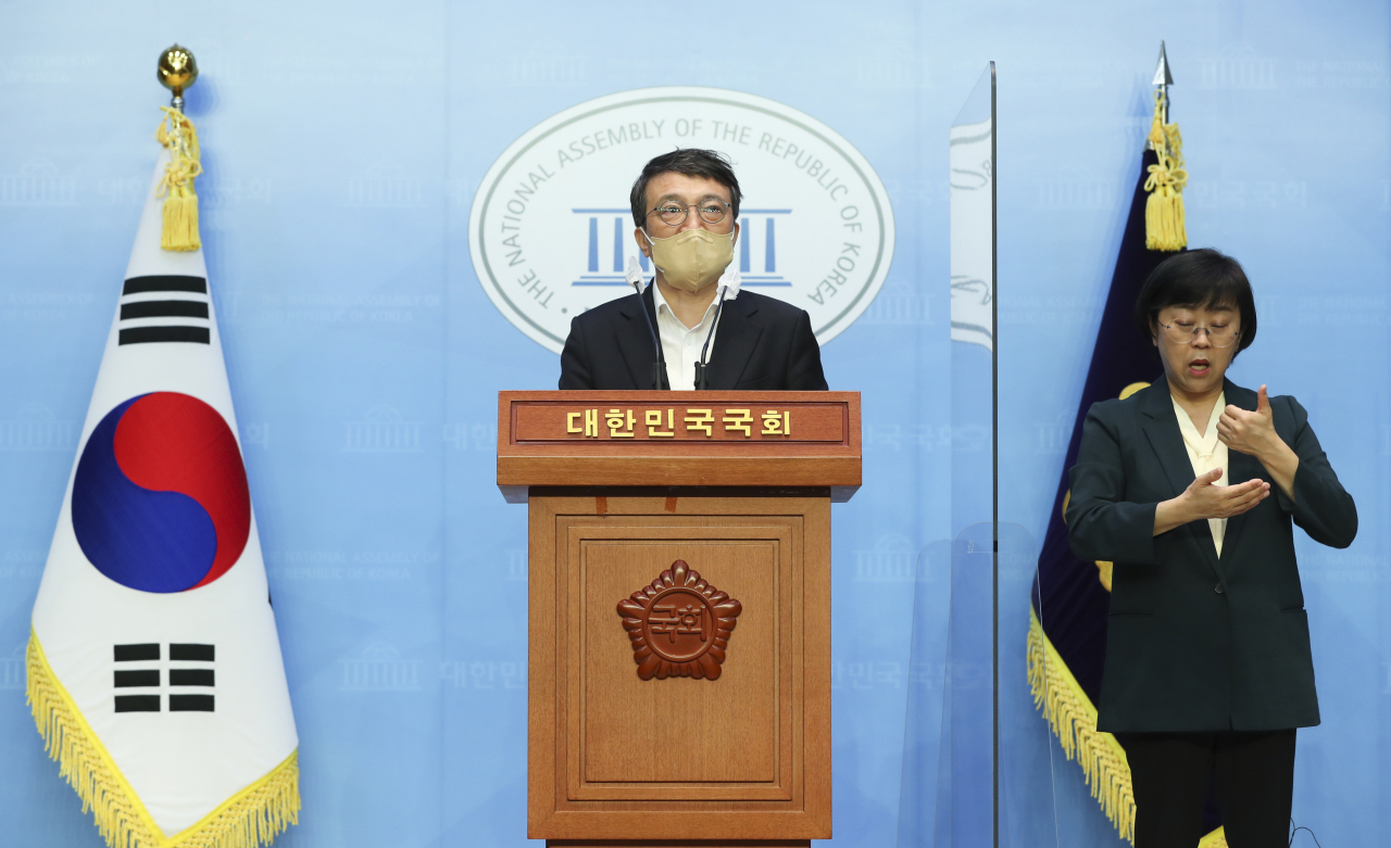 한덕수 국무총리 후보자 인사청문특별위원회 위원인 김의겸 더불어민주당 국회의원이 14일 오전 서울 여의도 국회 소통관에서 한 후보자의 배우자 재산증식 의혹 관련 브리핑을 하고 있다. [연합]