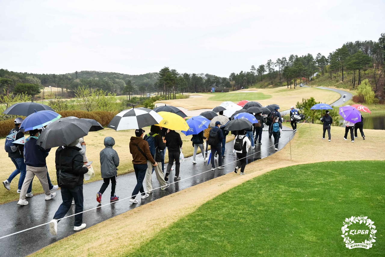 KLPGA 메디힐.한국일보 챔피언십 1라운드가 열린 패럼CC를 찾은 갤러리. /KLPGA 제공