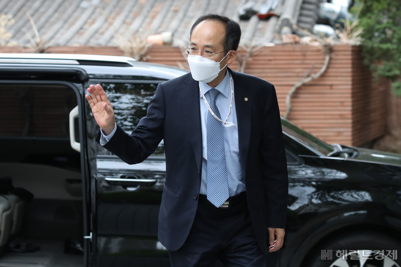 추경호 경제부총리 겸 기획재정부 장관 후보자가 14일 오전 서울 종로구 통의동 대통령직인수위원회 집무실로 출근하고 있다. 박해묵 기자
