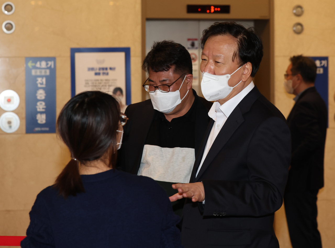정호영 보건복지부 장관 후보자가 14일 서울 서대문구 국민연금공단 서울북부지역본부에 마련된 인사청문회 준비 사무실로 향하던 중 취재진 질문에 답하고 있다. [연합]
