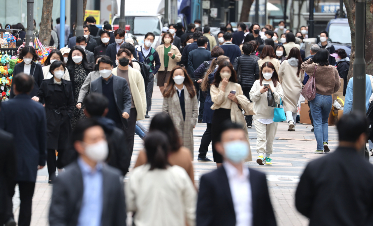14일 서울 명동거리에서 시민들이 마스크를 쓴 채 걸어가고 있다. [연합]