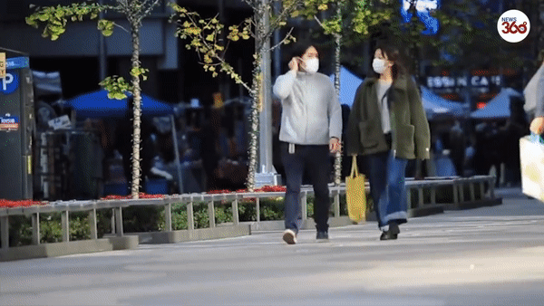 나루히토(徳仁) 일왕의 조카인 마코(30) 전 공주와 남편인 고무로 게이(30)가 미국 뉴욕에서 거리를 걸어가고 있는 모습. [유튜브 'News 360 Tv' 채널 캡처]
