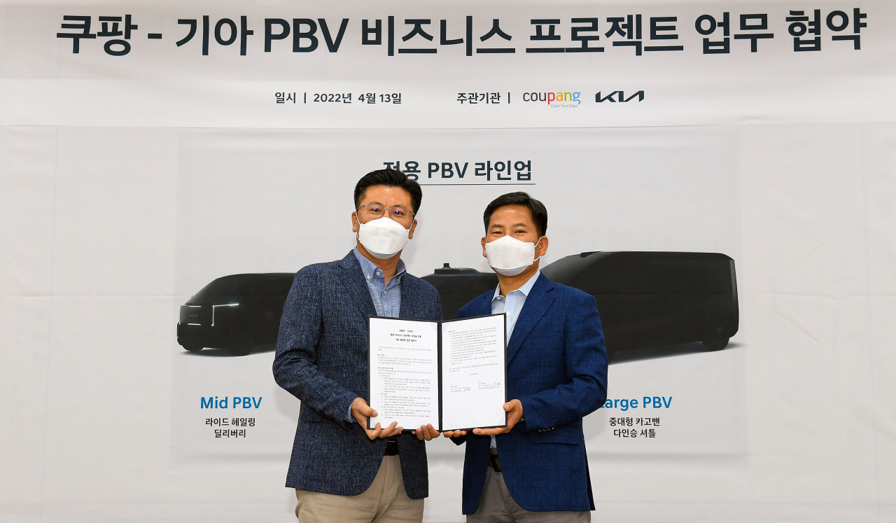 기아는 지난 13일 양재동 본사 대회의실에서 양사 관계자들이 참석한 가운데 ‘쿠팡-기아 PBV 비즈니스 프로젝트 업무 협약(MOU)’을 체결했다. 노재국(왼쪽부터) 쿠팡 물류정책실장, 김상대 기아 eLCV비즈니스사업부장이 기념 사진을 찍고 있다. [기아 제공]