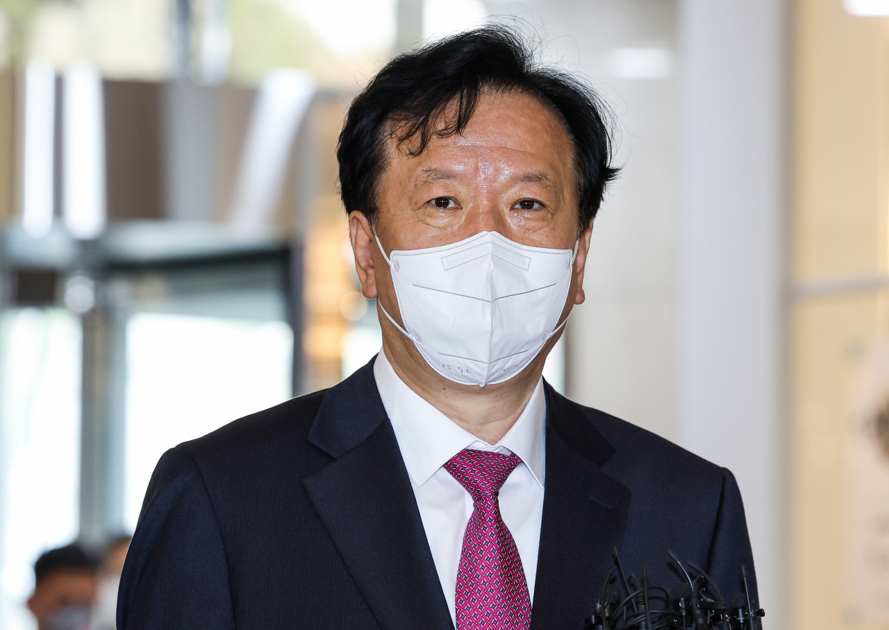 정호영 보건복지부 장관 후보자가 12일 오전 서울 서대문구 국민연금공단 충정로 사옥에 마련된 국회 인사청문회 준비 사무실로 출근하다 취재진과 만나 소감을 말하고 있다. [연합]