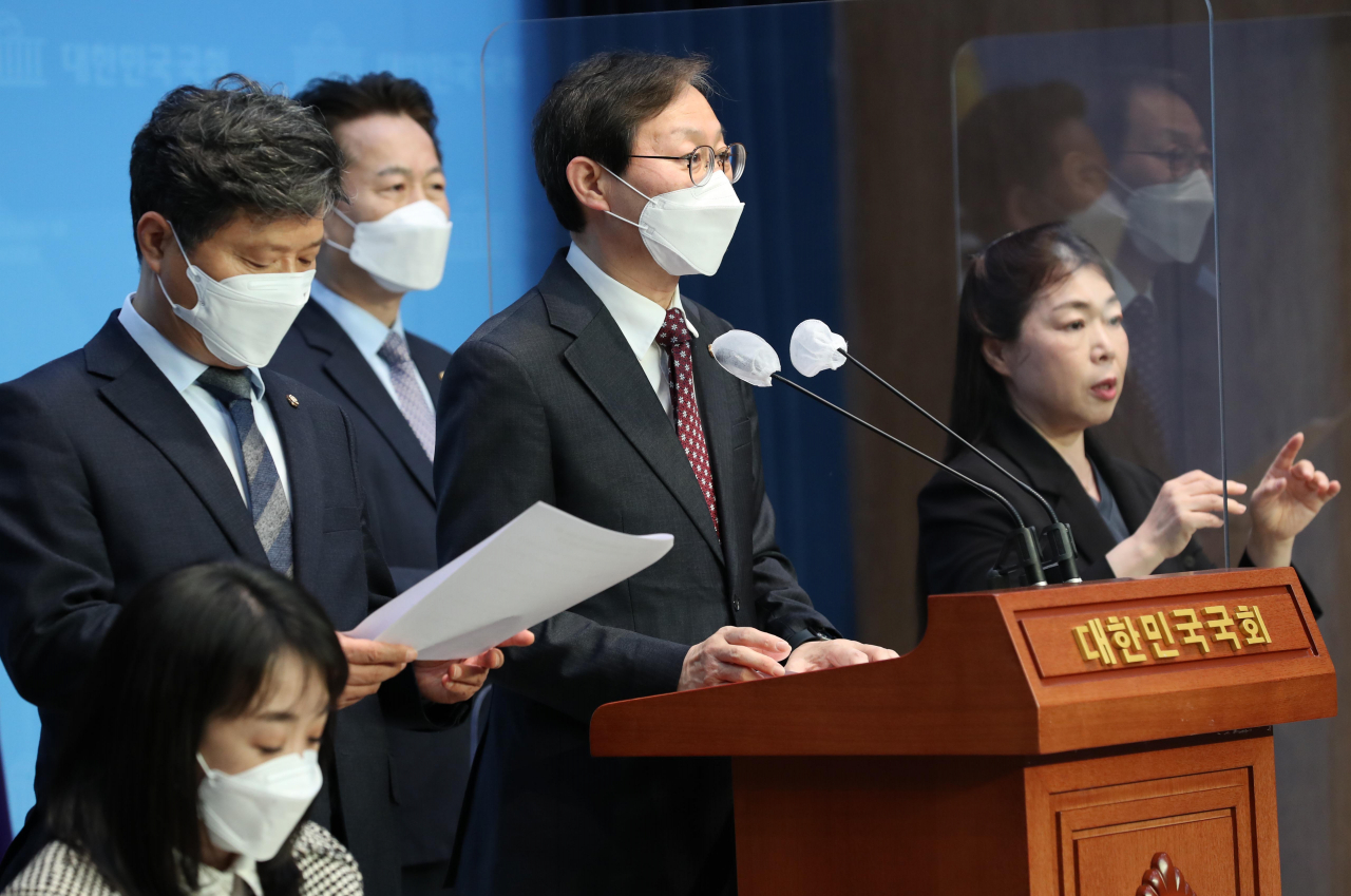 국회 보건복지위 더불어민주당 김성주 간사와 의원들이 13일 오전 국회 소통관에서 정호영 보건복지부 장관 후보자 지명 철회 촉구 기자회견을 하고 있다. [연합]