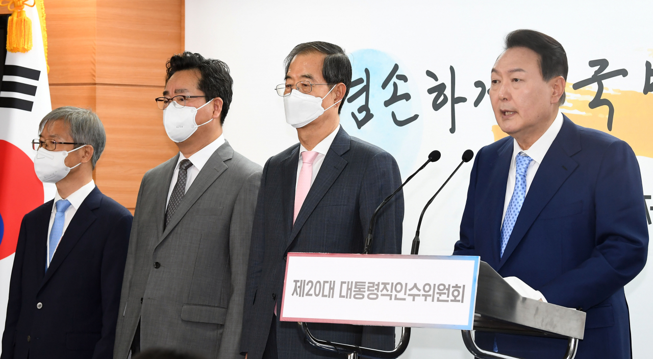 President-elect Yoon Suk-yeol (R), alongside Prime Minister nominee Han Duck-soo (2nd from R), holds a press conference at the presidential transition committee's office in Seoul on Thursday, to introduce Labor Minister nominee Lee Jung-sik (far L) and Agriculture Minister nominee Chung Hwang-keun. (Yonhap)