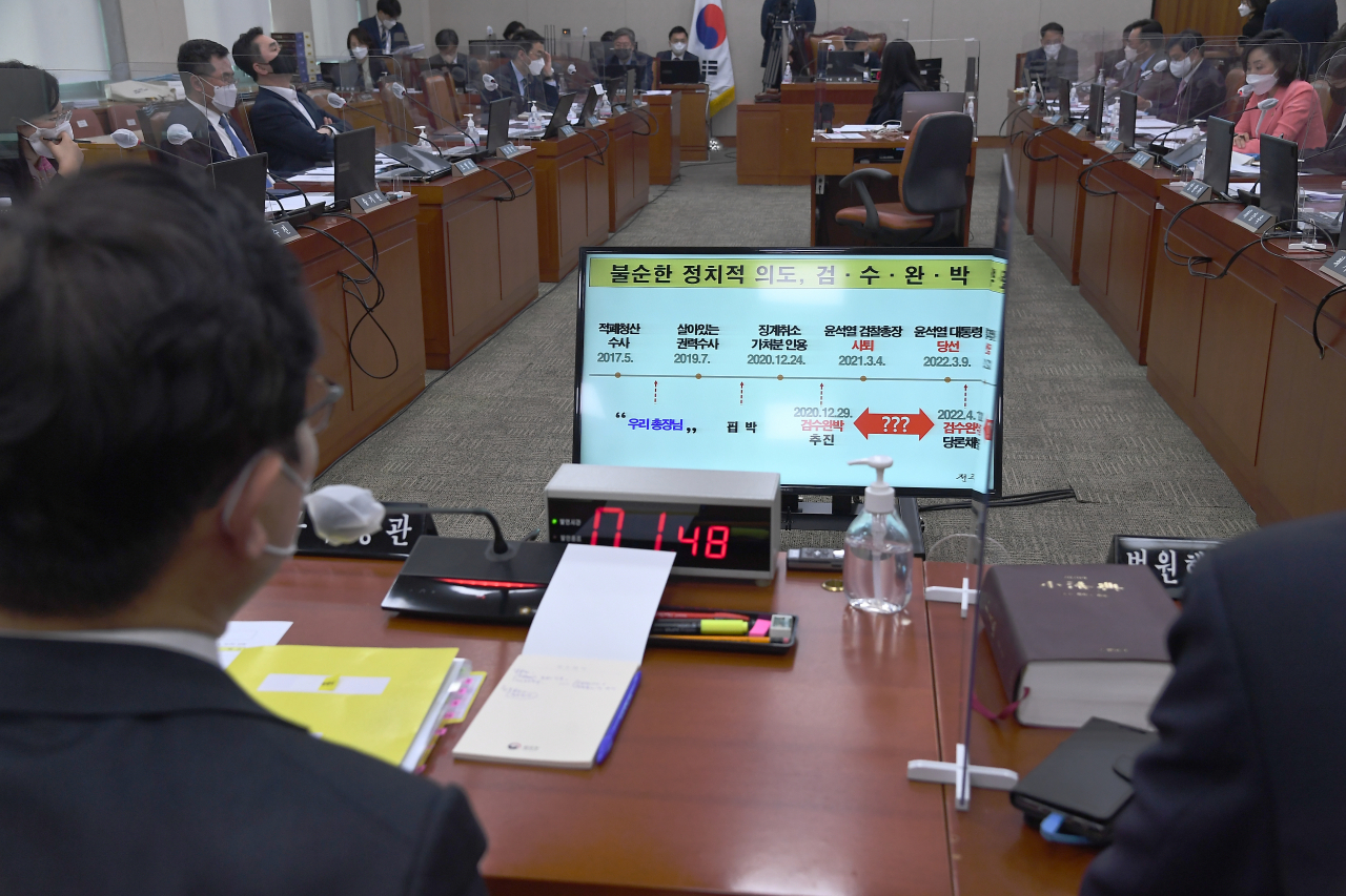 박범계 법무부 장관이 지난 14일 국회에서 열린 법제사법위원회 전체회의에서 전주혜 국민의힘 의원이 제기하는 ‘검수완박이 불순한 정치적 의도’라는 질의를 듣고 있다. [연합]