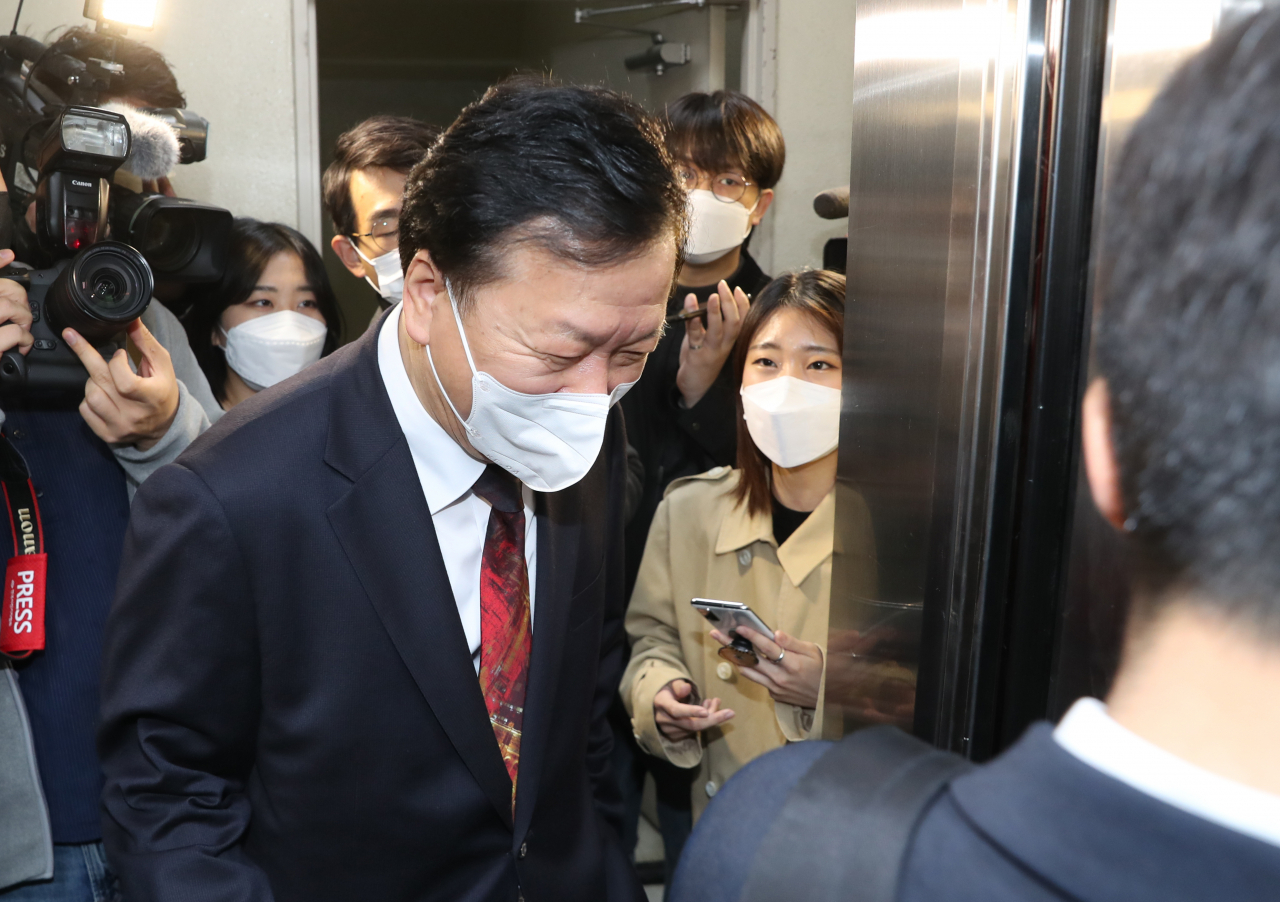 정호영 보건복지부 장관 후보자가 15일 서울 서대문구 국민연금공단 서울북부지역본부에 마련된 인사청문회 준비 사무실로 출근하고 있다. [연합]